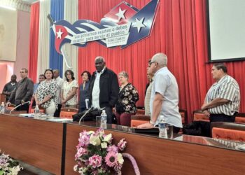 Lazo (c) en una visita a Cienfuegos. Foto: @AsambleaCuba