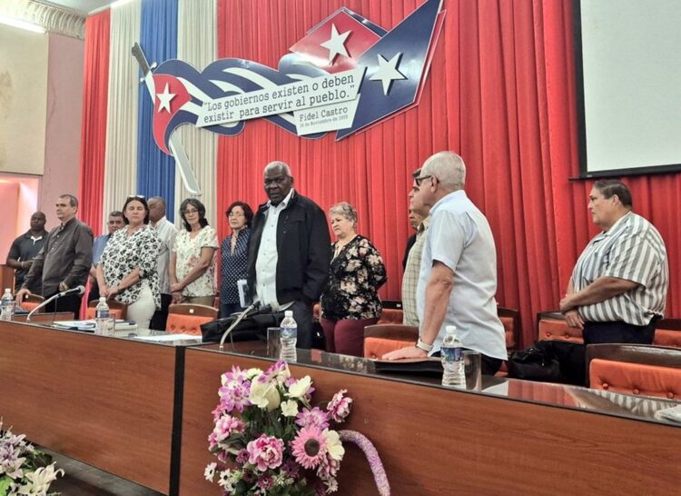 Lazo (c) en una visita a Cienfuegos. Foto: @AsambleaCuba