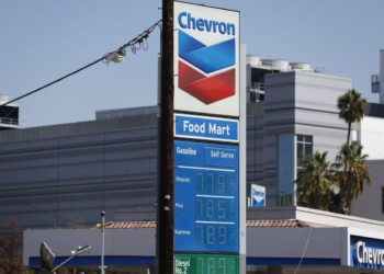 Una gasolinera de la compañía Chevron en Estados Unidos. Foto: EFE / Archivo.