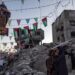 Palestinos cuelgan adornos junto a sus casas destruidas en preparación para el mes sagrado del Ramadán en Khan Yunis, sur de la Franja de Gaza, el 28 de febrero de 2025. Foto: HAITHAM IMAD/
EFE/EPA.