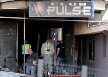 Investigadores en la discoteca "Club Pulse", tras el incendio que ha dejado más de 50 muertos y 155 heridos en la localidad de Kocani, Macedonia del Norte. Foto: Georgi Licovski / EFE.