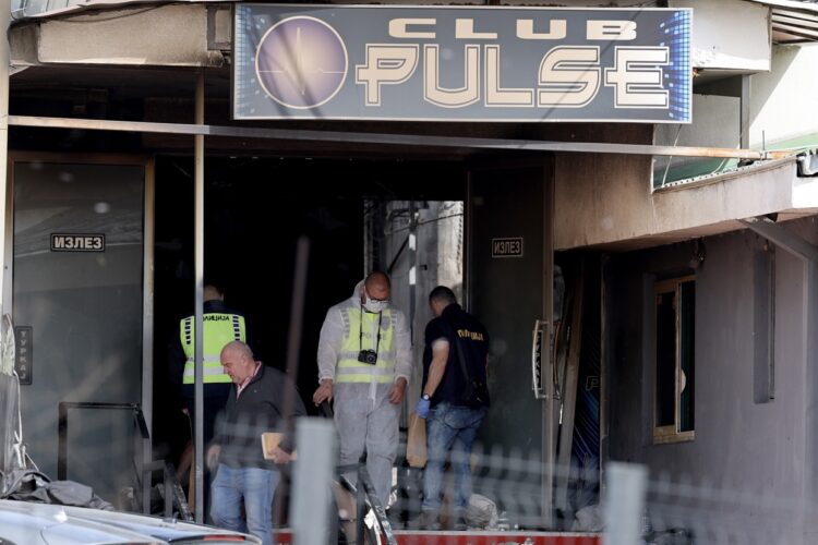 Investigadores en la discoteca "Club Pulse", tras el incendio que ha dejado más de 50 muertos y 155 heridos en la localidad de Kocani, Macedonia del Norte. Foto: Georgi Licovski / EFE.