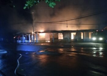 Incendio en la ciudad de Pinar del Río, en la madrugada del 13 de marzo de 2025. Foto: Tomada del perfil en Facebook de la periodista Evelyn Corbillón Díaz.