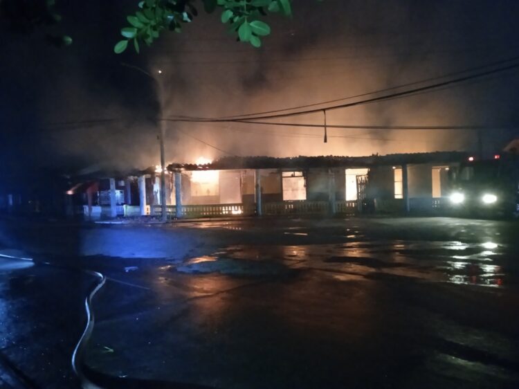 Incendio en la ciudad de Pinar del Río, en la madrugada del 13 de marzo de 2025. Foto: Tomada del perfil en Facebook de la periodista Evelyn Corbillón Díaz.