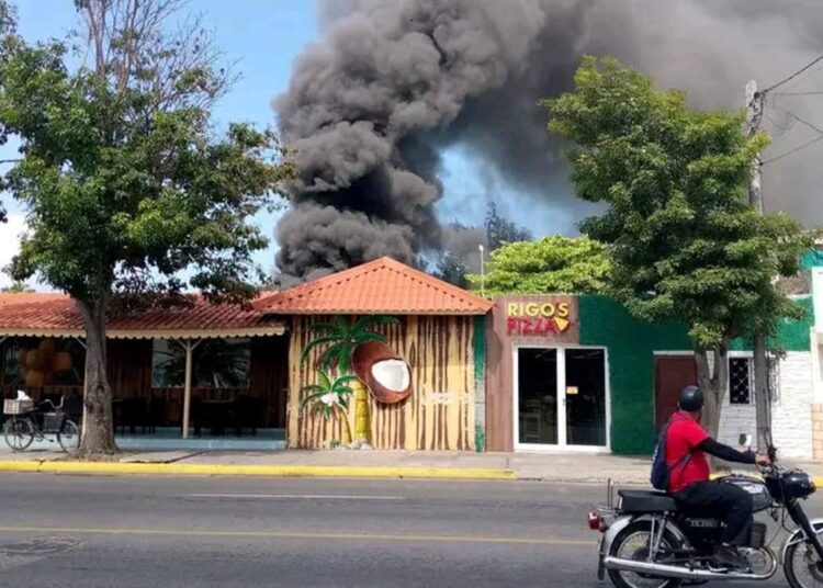 Incendio en una instalación de Varadero, el 5 de marzo de 2025. Foto: Tomada del perfil de Facebook del Periódico Girón.