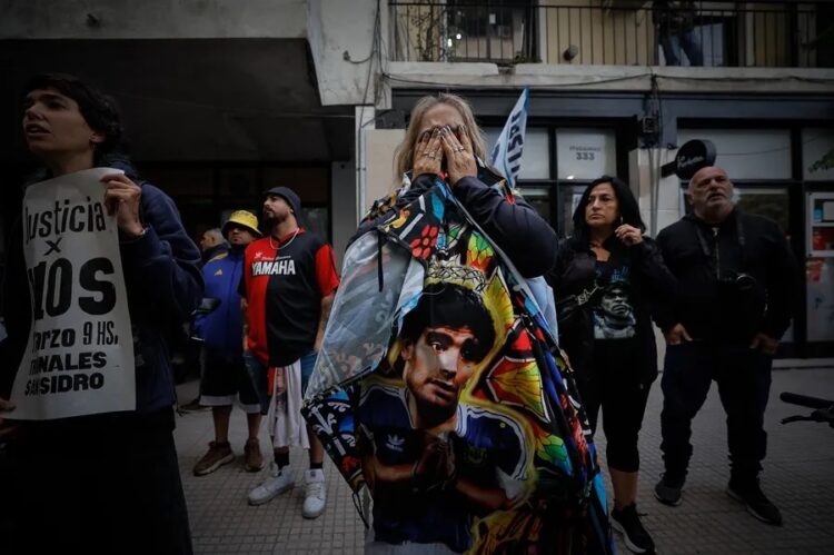 Simpatizantes de Diego Armando Maradona esperan frente a los tribunales de San Isidro. Foto: Juan Ignacio Roncoroni/EFE