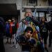 Simpatizantes de Diego Armando Maradona esperan frente a los tribunales de San Isidro. Foto: Juan Ignacio Roncoroni/EFE