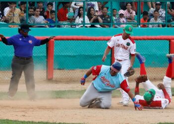 Avileños y tuneros protagonizaron el arranque oficial de la III Liga Élite del Béisbol Cubano. Foto: Roberto Morejón/JIT