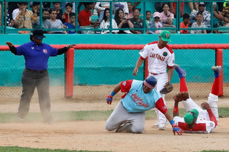 Avileños y tuneros protagonizaron el arranque oficial de la III Liga Élite del Béisbol Cubano. Foto: Roberto Morejón/JIT