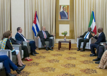 El primer ministro cubano, Manuel Marrero (4i), junto a otros funcionarios de la isla, se reúne con su homólogo de Guinea Ecuatorial, Manuel Osa Nsue Nsua (2d), el 14 de marzo de 2025, en Malabo. Foto: Ling / EFE.