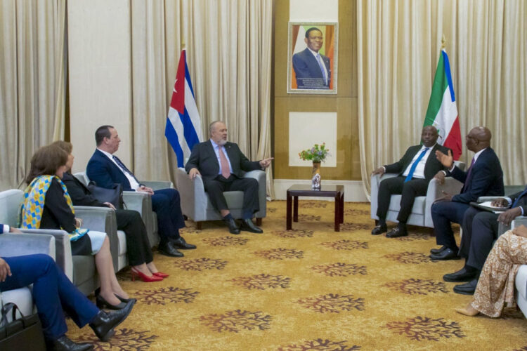 El primer ministro cubano, Manuel Marrero (4i), junto a otros funcionarios de la isla, se reúne con su homólogo de Guinea Ecuatorial, Manuel Osa Nsue Nsua (2d), el 14 de marzo de 2025, en Malabo. Foto: Ling / EFE.