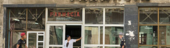Imagen de archivo del exterior de una farmacia en Cuba. Foto: Néster Núñez / Archivo.