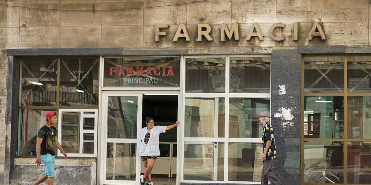 Imagen de archivo del exterior de una farmacia en Cuba. Foto: Néster Núñez / Archivo.