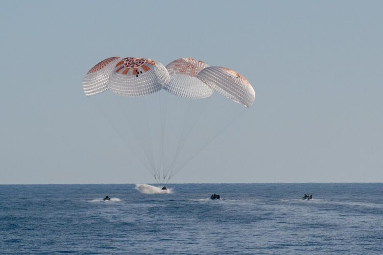 Después de la exitosa zambullida del martes, SpaceX espera comenzar a recibir tripulaciones en el océano Pacífico como una nueva alternativa a Florida. Foto: @NASA