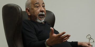 Leonardo Padura, durante una entrevista con EFE en la Ciudad de México (México), el 28 de febrero de 2025. Foto: EFE/ Mario Guzmán.