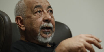 Leonardo Padura, durante una entrevista con EFE en la Ciudad de México (México), el 28 de febrero de 2025. Foto: EFE/ Mario Guzmán.
