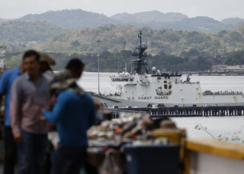 Buque de la Guardia Costera de Estados Unidos a la entrada del canal de Panamá este jueves. Foto:  Bienvenido Velasco/EFE.