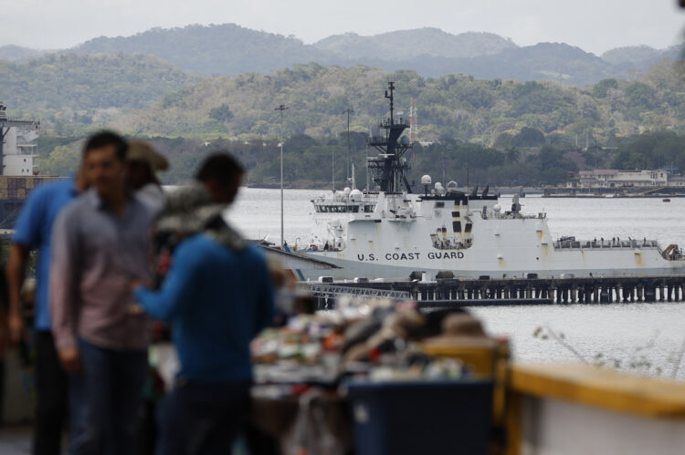 Buque de la Guardia Costera de Estados Unidos a la entrada del canal de Panamá este jueves. Foto:  Bienvenido Velasco/EFE.