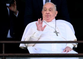 El Papa Francisco saluda y bendice a los fieles desde el balcón del hospital Gemelli, en Roma. Foto: Ettore Ferrari/EFE