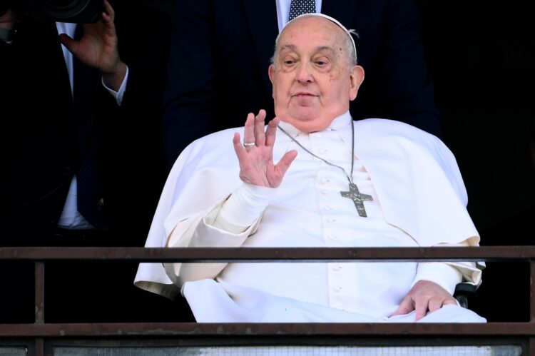 El Papa Francisco saluda y bendice a los fieles desde el balcón del hospital Gemelli, en Roma. Foto: Ettore Ferrari/EFE