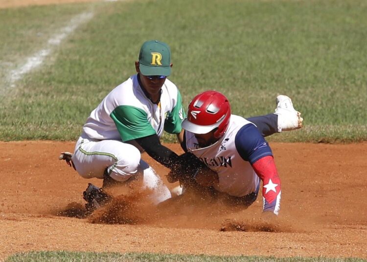 Jugada de la final del Torneo Nacional de Clubes Campeones de Béisbol, ganada por los Lobos de Pinar del Río sobre los Sultanes de Holguín. Foto: JIT Deporte Cubano / Facebook.