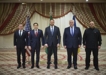 De izquierda a derecha: el asesor de seguridad nacional de Estados Unidos, Mike Waltz; al secretario de Estado de Estados Unidos, Marco Rubio; al jefe de la Oficina Presidencial de Ucrania, Andriy Yermak; al ministro de Asuntos Exteriores de Ucrania, Andrii Sybiha; y al ministro de Defensa de Ucrania, Rustem Umerov, posando para una fotografía durante una reunión en Yeda, Arabia Saudí. Foto: EFE/EPA/SERVICIO DE PRENSA PRESIDENCIAL DE UCRANIA.