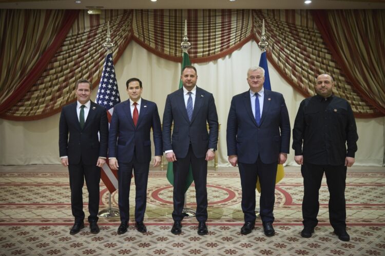 De izquierda a derecha: el asesor de seguridad nacional de Estados Unidos, Mike Waltz; al secretario de Estado de Estados Unidos, Marco Rubio; al jefe de la Oficina Presidencial de Ucrania, Andriy Yermak; al ministro de Asuntos Exteriores de Ucrania, Andrii Sybiha; y al ministro de Defensa de Ucrania, Rustem Umerov, posando para una fotografía durante una reunión en Yeda, Arabia Saudí. Foto: EFE/EPA/SERVICIO DE PRENSA PRESIDENCIAL DE UCRANIA.