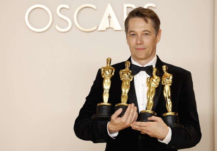 Sean Baker, ganador de los premios Oscar a la mejor película, mejor dirección, mejor montaje y mejor guion original por "Anora", cinta que logró también el lauro de mejor actriz principal, para Mikey Madison. Foto: CAROLINE BREHMAN / EFE / EPA.