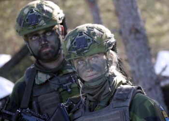 Soldados suecos asisten al ejercicio Oak Resolve dirigido por la Brigada Multinacional de Letonia de la OTAN (MNB-LVA) en la base militar de Adazi, Letonia, el 25 de febrero de 2025. Foto: EFE/EPA/TOMS KALNINS.