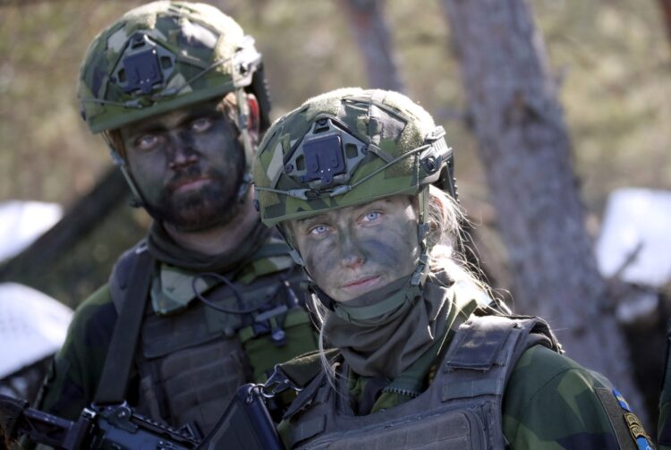 Soldados suecos asisten al ejercicio Oak Resolve dirigido por la Brigada Multinacional de Letonia de la OTAN (MNB-LVA) en la base militar de Adazi, Letonia, el 25 de febrero de 2025. Foto: EFE/EPA/TOMS KALNINS.