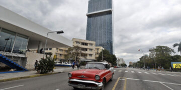 Fotografía donde se observa el nuevo Hotel Iberostar Selection, nuevo símbolo del sector turístico de Cuba. Foto: Ernesto Mastrascusa / EFE.