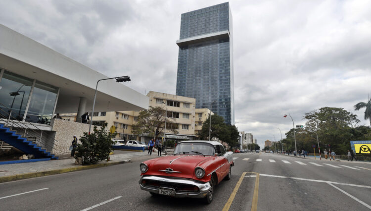 Fotografía donde se observa el nuevo Hotel Iberostar Selection, nuevo símbolo del sector turístico de Cuba. Foto: Ernesto Mastrascusa / EFE.