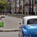 Un hombre con una maleta camina por el paseo del Prado, en La Habana. Foto: Ernesto Mastrascusa/EFE.