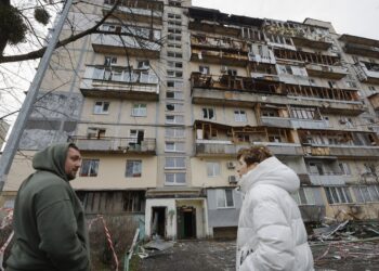 Ucranianos inspeccionan el lugar de un ataque nocturno con drones contra un edificio residencial de nueve plantas en Kiev, Ucrania, el 23 de marzo de 2025. Foto: SERGEY DOLZHENKO/EFE/EPA.