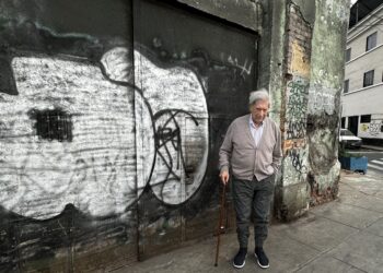 Vargas Llosa a la entrada de lo que fuera el bar La Catedral. Foto: @AlvaroVargasLl