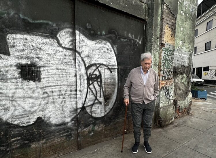 Vargas Llosa a la entrada de lo que fuera el bar La Catedral. Foto: @AlvaroVargasLl