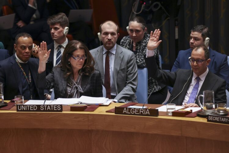 La Embajadora Dorothy Camille Shea (izquierda), Encargada de Negocios interina de los Estados Unidos vota durante una reunión del Consejo de Seguridad en la que se discutió la guerra en Ucrania en la sede de las Naciones Unidas en Nueva York el pasado 24 de febrero. Foto: EFE/EPA/SARAH YENESEL.