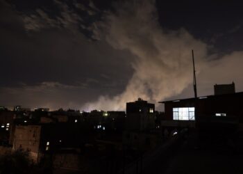 Columnas de humo tras los ataques aéreos estadounidenses en la ciudad de Saná, Yemen, en la noche del 15 de marzo de 2025.Foto: Yahya Arhab / EFE / EPA.