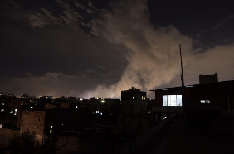 Columnas de humo tras los ataques aéreos estadounidenses en la ciudad de Saná, Yemen, en la noche del 15 de marzo de 2025.Foto: Yahya Arhab / EFE / EPA.