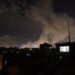 Columnas de humo tras los ataques aéreos estadounidenses en la ciudad de Saná, Yemen, en la noche del 15 de marzo de 2025.Foto: Yahya Arhab / EFE / EPA.