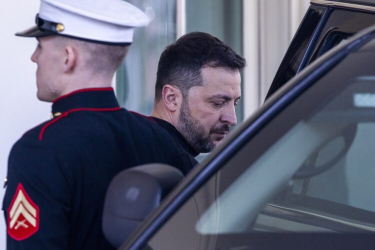 Zelenski abandona la Casa Blanca después de la ruptura en las negociaciones con  Donald Trump y la cancelación de la conferencia de prensa conjunta, el pasado 28 de febrero. Foto: EFE/EPA/SHAWN THEW.