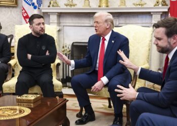 El presidente ucraniano, Volodimir Zelenski (izq.), durante su reunión con el presidente estadounidense, Donald Trump (centro), y el vicepresidente estadounidense, JD Vance (der.), en la Oficina Oval de la Casa Blanca, el 28 de febrero de 2025. Foto: Jim Lo Scalzo / POOL / EFE / EPA.