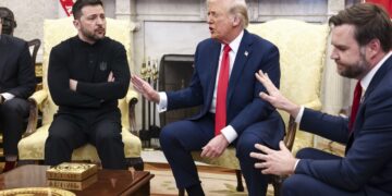 El presidente ucraniano, Volodimir Zelenski (izq.), durante su reunión con el presidente estadounidense, Donald Trump (centro), y el vicepresidente estadounidense, JD Vance (der.), en la Oficina Oval de la Casa Blanca, el 28 de febrero de 2025. Foto: Jim Lo Scalzo / POOL / EFE / EPA.