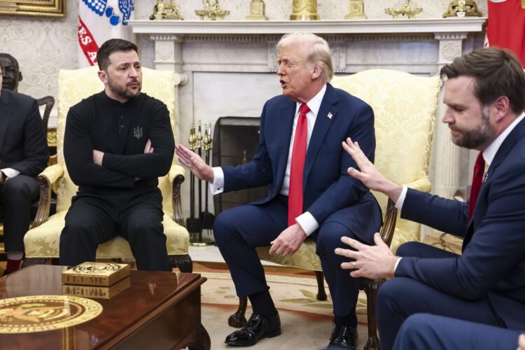 El presidente ucraniano, Volodimir Zelenski (izq.), durante su reunión con el presidente estadounidense, Donald Trump (centro), y el vicepresidente estadounidense, JD Vance (der.), en la Oficina Oval de la Casa Blanca, el 28 de febrero de 2025. Foto: Jim Lo Scalzo / POOL / EFE / EPA.