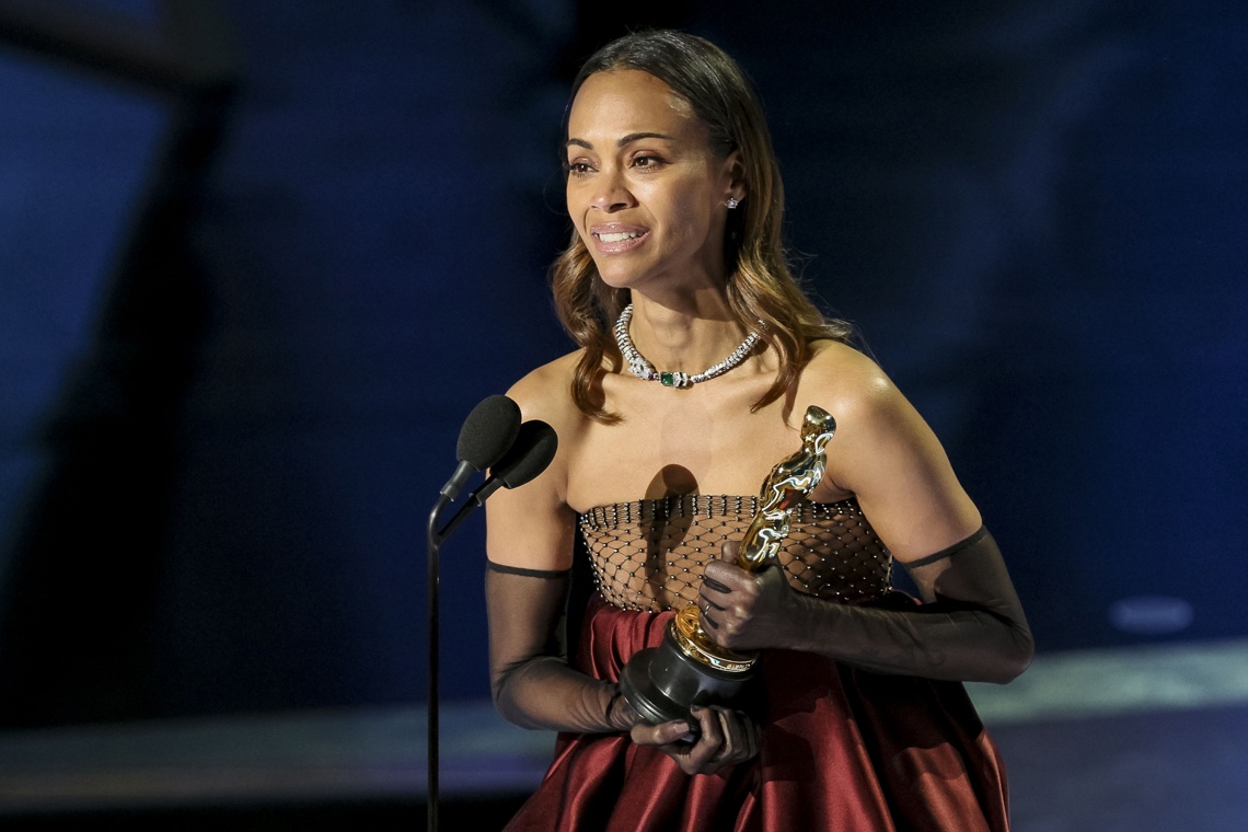 La actriz estadounidense de origen dominicano Zoe Saldaña, ganadora del Oscar como mejor actriz de reparto. Foto: ALLISON DINNER / EFE / EPA.