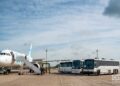 Los migrantes deportados llegan en autobuses hasta la pista, a metros de la escalera del avión. Foto: Kaloian.
