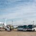 Los migrantes deportados llegan en autobuses hasta la pista, a metros de la escalera del avión. Foto: Kaloian.