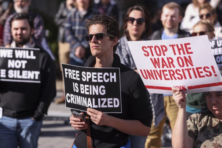 Protestas en la universidad de Harvard contra la intromisión de la administración Trump.