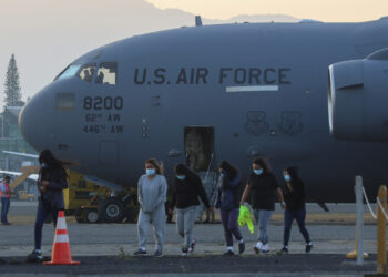 Una imagen de archivo muestra deportación de guatemaltecos en un avión militar de Estados Unidos. Foto:  Mariano Macz/EFE