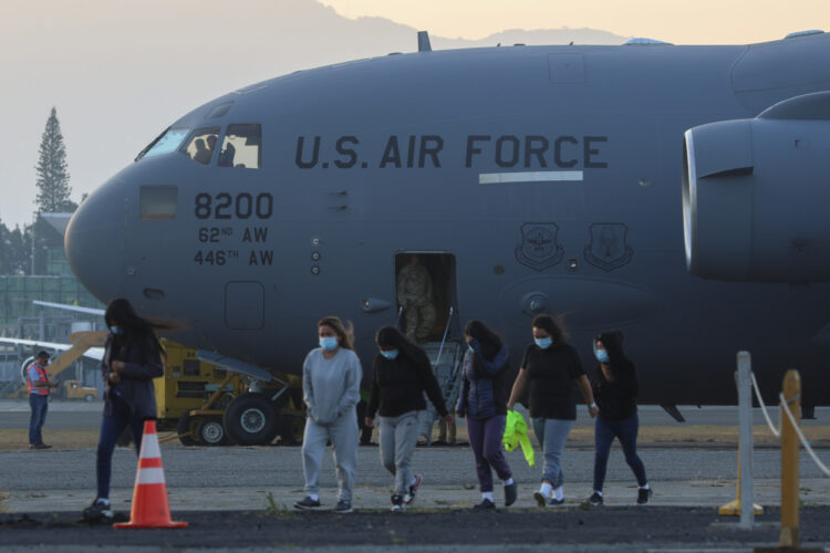 Una imagen de archivo muestra deportación de guatemaltecos en un avión militar de Estados Unidos. Foto:  Mariano Macz/EFE